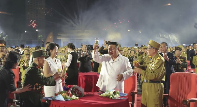 Лидерът на Северна Корея Ким Чен ун предупреди че е готов